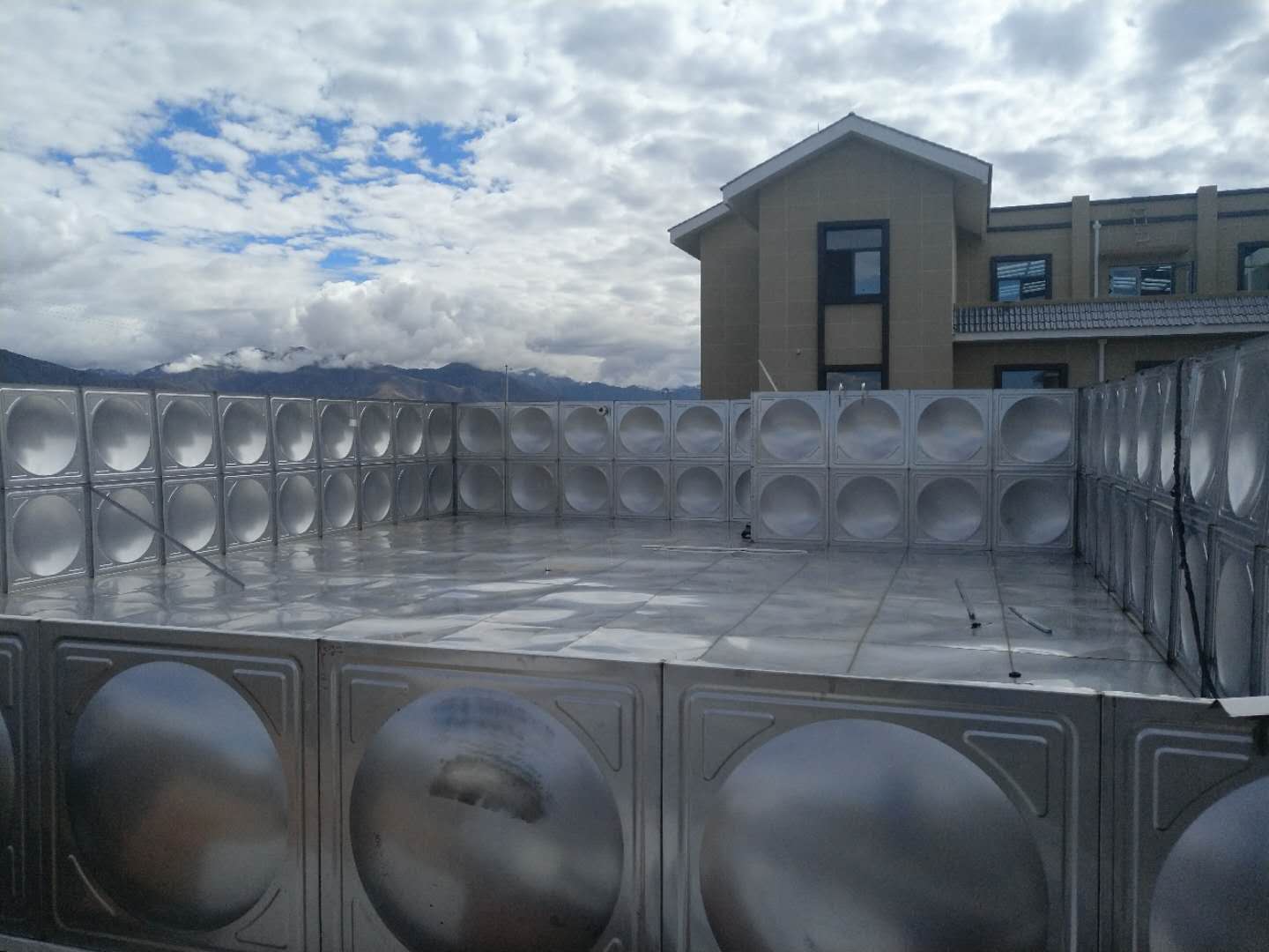 學(xué)校采用箱式無負(fù)壓供水設(shè)備的優(yōu)點